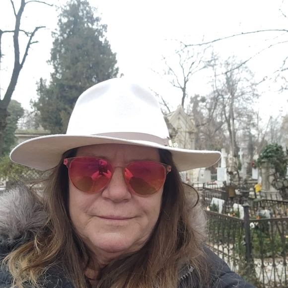 Meet your Posher, Sherri - Picture 3 of 3